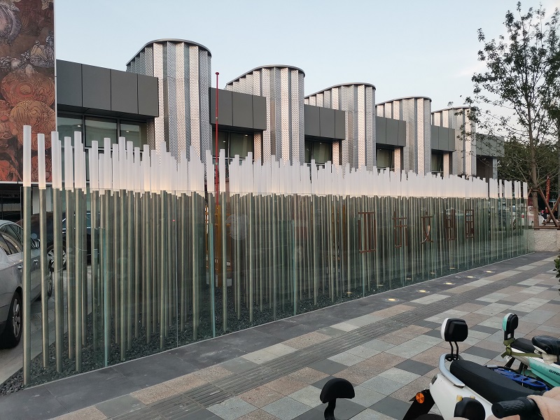 煙臺亞東柒 號文創園 316不銹鋼發光燈柱景觀